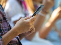 Koniec z telefonami w szkołach? Nowacka mówi wprost o terminie