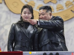 Kim Dzong Un z córką w identycznych kurtkach na paradzie wojskowej. Media: to nie przypadek