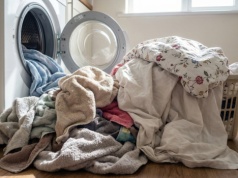 Pościel szorstka, ręczniki tracą chłonność? Winny może być jeden nawyk przy praniu