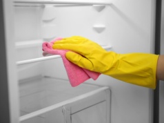 Otwierasz lodówkę i aż cofasz się o krok? Wystarczy 1 trik, a pachnie jak nowa. Zero chemii