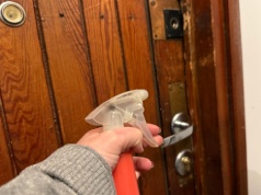 Kilka psiknięć na drzwi wejściowe teraz, a wiosną sobie podziękujesz. Mało kto zna ten trik