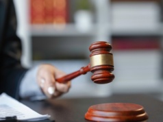 Proces karny też online? Resort sprawiedliwości szykuje zdalne rozprawy dla obrońców