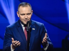 Nowy sondaż zaufania. Nawrocki wciąż na czele, ale Sikorski depcze mu po piętach