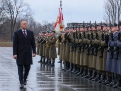 Prezydent Nawrocki niezmiennie zwycięża w sondażu zaufania!