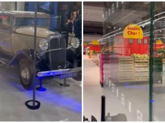 W miejscu historycznego salonu Citroëna powstał Lidl. Zabytkowy model na otwarciu