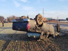 LESZNO: Dachowanie na trasie Wilkowice–Mórkowo. 66-latek trafił do szpitala