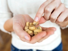 Nie chcesz przytyć? Zamiast batonika podjadaj pistacje i nie bój się kalorii. Orzechy zredukują oponkę na brzuchu i obniżą poziom cukru