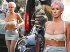 Bianca Censori w różowych włosach i przymałym topie spaceruje ulicami Los Angeles (ZDJĘCIA)