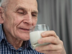 Dla seniorów to prawdziwy "eliksir młodości". Profesor mówi, ile dziennie mleka warto pić