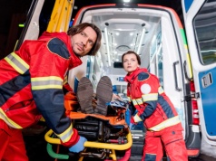 Więcej karetek, więcej ratowników. Sądeckie pogotowie wzmacnia skład