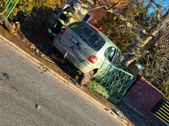 Wjechała w płot. Autolaweta była pierwsza