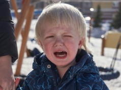 Twój kilkulatek krzyczy "nienawidzę cię"? Ekspertka radzi, jak reagować na furię dziecka