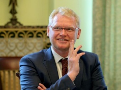 Były prezes PKO BP zarobił setki tysięcy złotych na akcjach spółki Sołowowa. KNF podejrzewa wyciek poufnych informacji