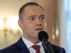 Prezydent Nawrocki zapytany w Sejmie, czy podpisze ustawę o SAFE