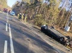 Kierujący BMW na łuku drogi stracił panowanie nad pojazdem i dachował. Kierowca ma 2,5 promila alkoholu