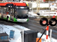 Kierowca autobusu zignorował czerwone światło? Chwile grozy na przejeździe kolejowym
