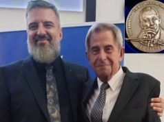 Andrzej Zoll i Fryderyk Zoll z Medalem Misji Jana Karskiego. Ojciec i syn uhonorowani za działania na rzecz praworządności