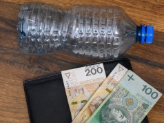 Robią biznes na butelkach. 10 groszy od sztuki, reszta twoja