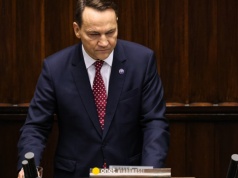 Wrzawa po expose Radosława Sikorskiego. "Śpiewacie, jak wam Kreml zagra"