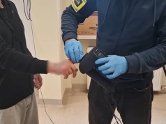 Mężczyzna zaatakował pracowników sklepu i zbiegł