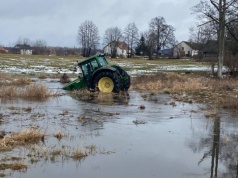 Policyjny pościg za ciągnikiem rolniczym. Szarża z finałem w rzece