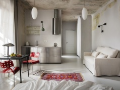 WNĘTRZE TYGODNIA: Apartament w czeskiej kamienicy to minimalizm z duszą. Stary tynk, kaflowy piec i nowoczesna stal