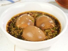 Wkładam ugotowane jajka i odstawiam. Na Wielkanoc będą jeszcze lepsze niż faszerowane