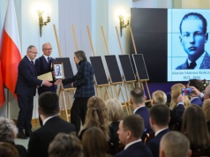 Warszawa: rodzina ukrywająca Żydów wśród 16 uhonorowanych ofiar totalitaryzmów