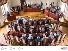 Rada Miasta chciała dowalić prezydentowi Nawrockiemu. W mediach społecznościowych jednak przegrywa