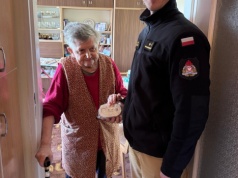 Czujki dymu, które ratują życie. Strażacy z Cieszyna odwiedzają mieszkańców powiatu