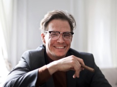 Robienie z siebie biedaka tuż przed śmiercią nic nie da. Rodzina i tak przyjdzie po pieniądze