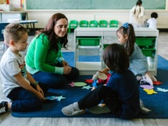 Przedszkola pękają w szwach od 6:00 do 16:00, bo "nie ma wyboru". Rodzice mają żal do nauczycieli