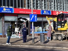 Groźny wypadek w centrum Szczecina. Mini koparka uderzyła w budynek