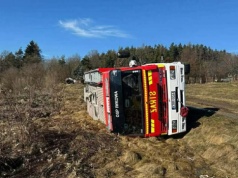 Jechali do akcji. Ich wóz wylądował na boku.