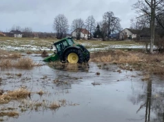 Najpierw kłótnia, potem ucieczka. Ciągnikiem wjechał prosto do rzeki
