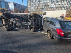 Zderzenie Skody i Toyoty w Alei Armii Ludowej. Toyota na boku, poszkodowany w szpitalu