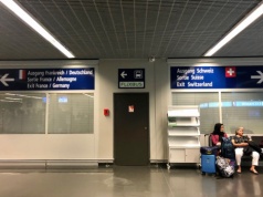 To najbardziej niezwykłe lotnisko w Europie. Lądujesz we Francji, wychodzisz w Szwajcarii