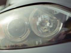 Zmatowiałe reflektory to duży problem. Mogą ograniczyć światło o 80 proc.