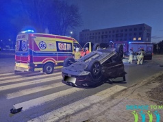 Wypadek w Sieradzu, dachowanie po zderzeniu na skrzyżowaniu ulic 3 Maja i Armii Krajowej