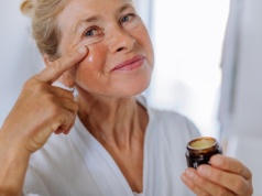 Działa silniej niż krem anti-aging. Kup w aptece, stosuj 2 razy w tygodniu