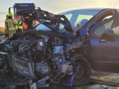 DRAMAT NA DRODZE W RYBNIE! DWA AUTA ZDERZYŁY SIĘ CZOŁOWO — JEDNA OSOBA W SZPITALU!