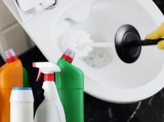 Eksperci przebadali popularne środki do czyszczenia toalet. Ten tani produkt uznano za najlepszy