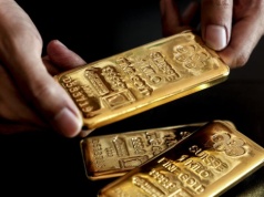 Złoto staniało na rynku terminowym, drożało na kasowym