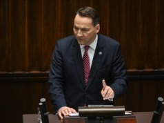 Sikorski postawił na umiar zamiast "kodziarstwa"