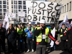 Protesty przed siedzibą Holdingu KW. "Ludzie są bez pracy, bez wypłat"