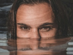 Szczęście jest zapisane w falach? Naukowcy wyjaśniają teorię "niebieskiego umysłu"