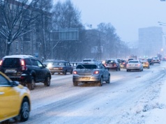 Równoczesny skręt w lewo. Przepisy nie mówią wprost. Kierowcy wciąż się mylą