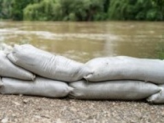 ​Zator lodowy na Wkrze. Strażacy walczą z żywiołem