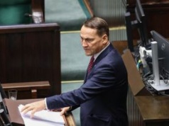 Sikorski po expose odpowiedział na pytania. "Nieźle nam się powodzi"