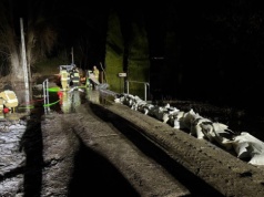 Zator lodowy na Wkrze. Woda zalała 24 posesje. Służby walczą z żywiołem